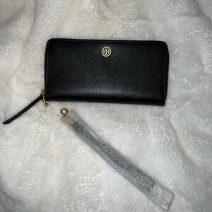 Nwt Tory Burch wristlet/wallet